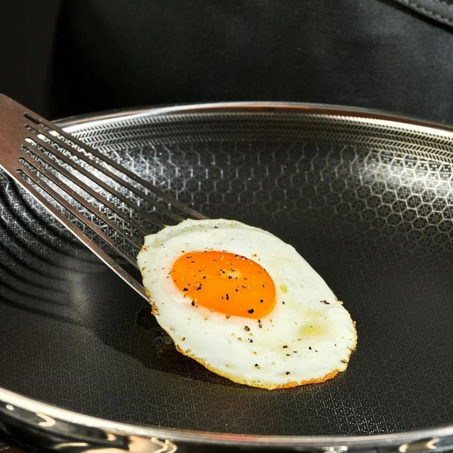 Top cookware types for frying eggs (pros and cons)