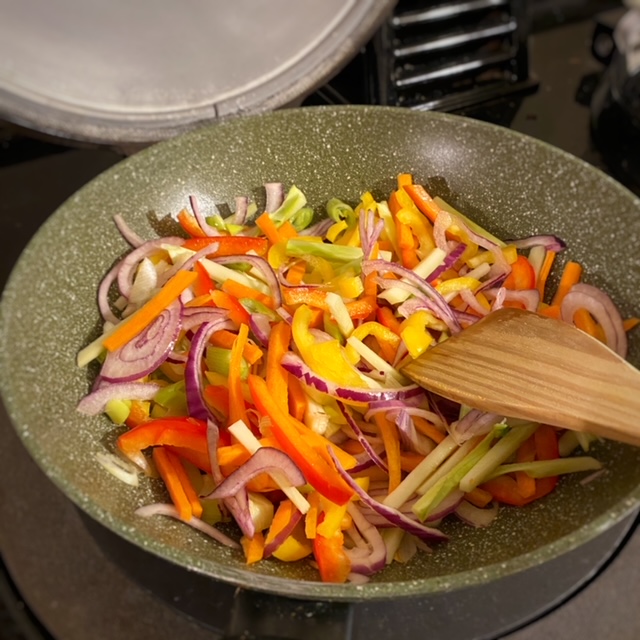 What to look for when buying the best cookware for healthy cooking without oil